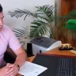 Без мантії та без керма: як житомирський суддя Юрій Драч втратив посаду через відмову від «драгера» на своїй Tesla.