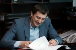 Ціна закритих очей НАЗК: чому головний земельник Львівщини пропонував $30 000 і потрапив під заставу в 90 мільйонів.